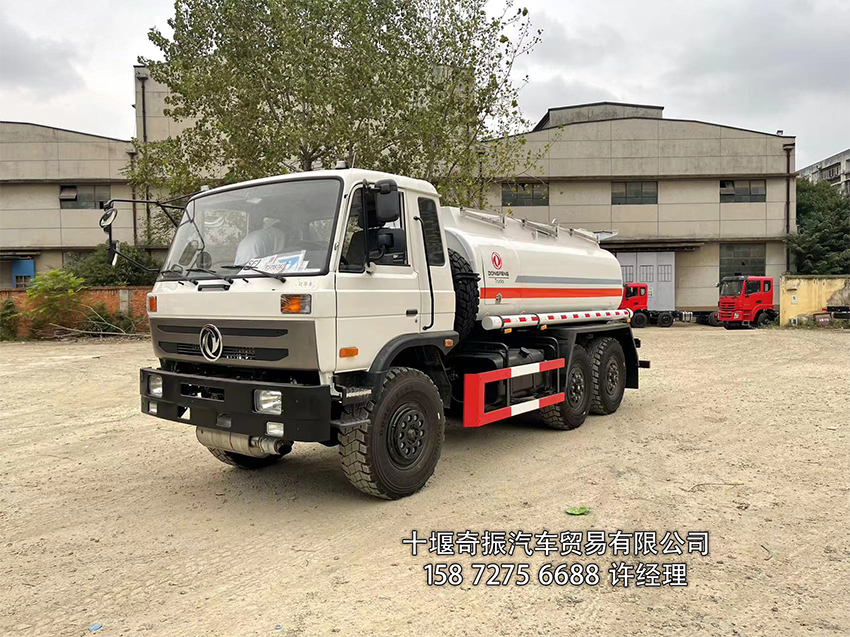 东风六驱运油车 欧标口 总容积12.1m 油分仓