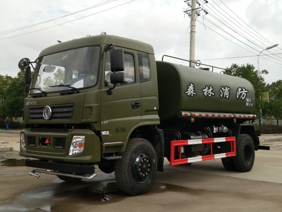 东风四驱洒水车-4×4驱动越野水罐车